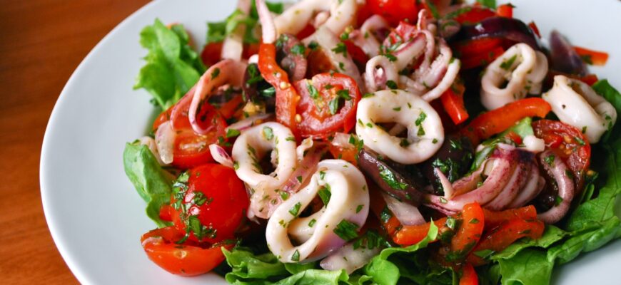 Салаты из кальмаров - 5 рецептов простых и очень вкусных салатов с кальмарами для праздничного стола