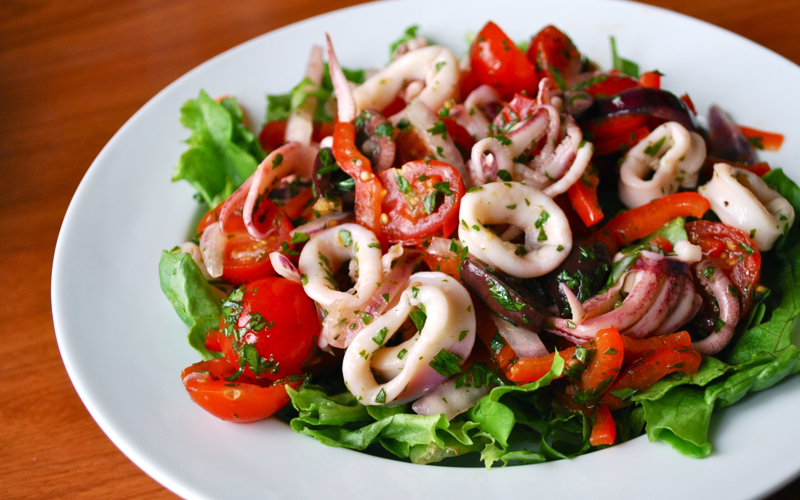 Салат с кальмарами самый вкусный и простой