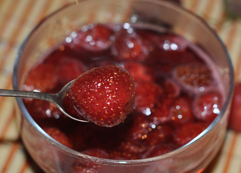 Клубничное варенье рецепт с целыми ягодами на зиму фото пошагово