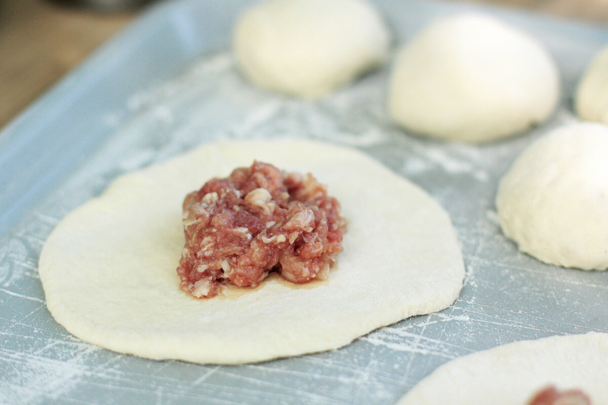 Фарш для беляшей сочный. Беляши с мясом на сковороде. Формируем пирожки беляши. Формировать беляши. Ингредиенты для беляша.