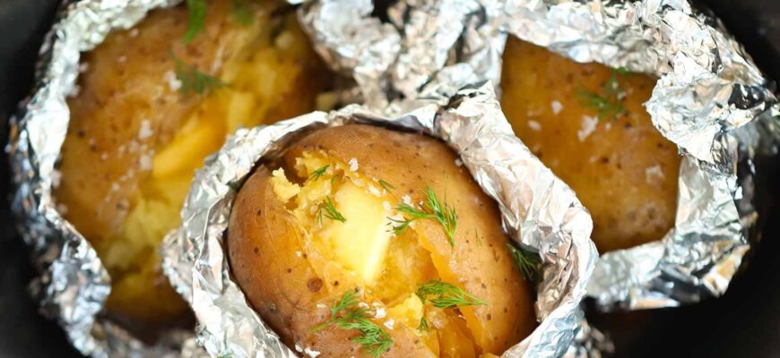 slow cooker baked potatoes 4 e1678716598530